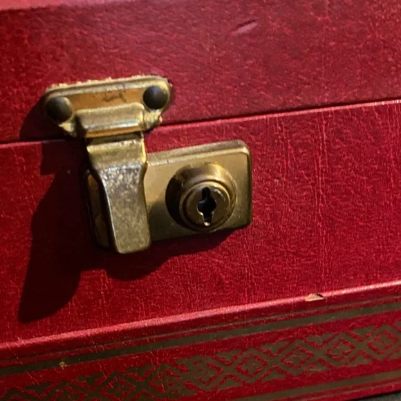 Elegant Red Jewelry Box. Vintage 1960’s - Picture 15 of 16